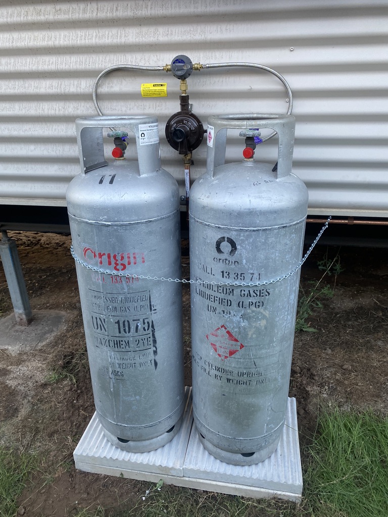 Twin-cylinder LPG regulator installation